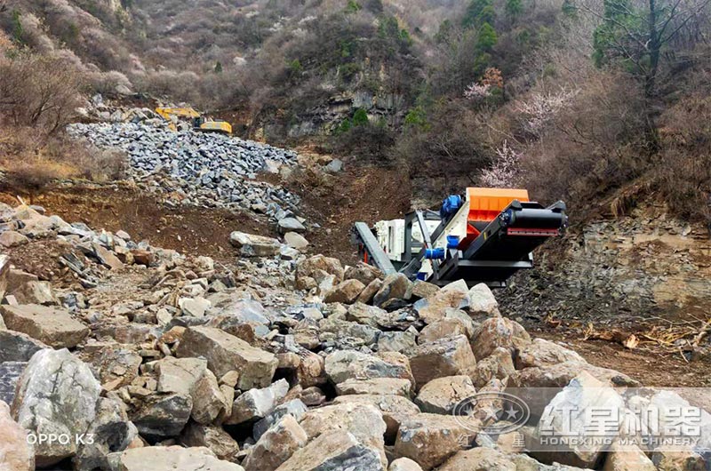 履带颚式移动破石机现场一 履带颚式移动破石机现场一