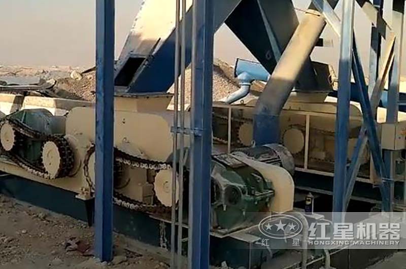 2台对辊制砂机联用处理煤矸石现场 2台对辊制砂机联用处理煤矸石现场