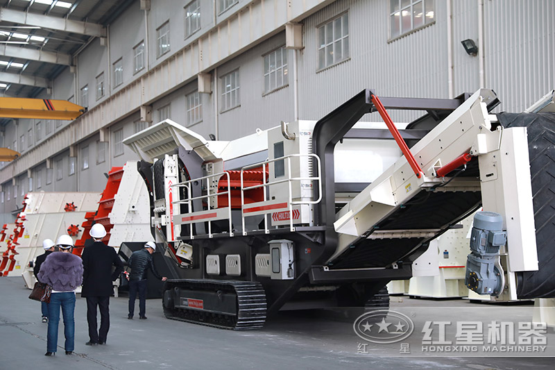 易彩堂机器小型移动磕石机,客户来厂考察 易彩堂机器小型移动磕石机,客户来厂考察