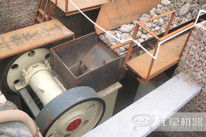 作业现场中的46破碎机进料实拍 作业现场中的46破碎机进料实拍